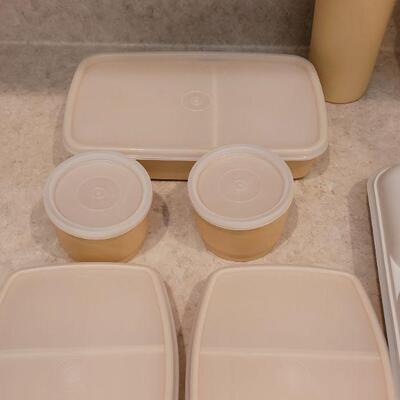 Lot 22: Vintage Tupperware Set - 