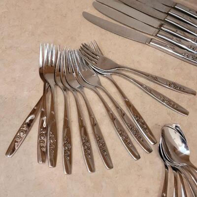 Lot 23: Vintage Oneida Ware Flatware Set