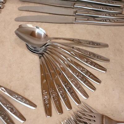 Lot 23: Vintage Oneida Ware Flatware Set