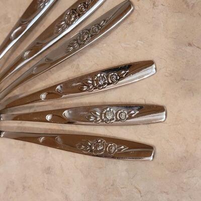 Lot 23: Vintage Oneida Ware Flatware Set