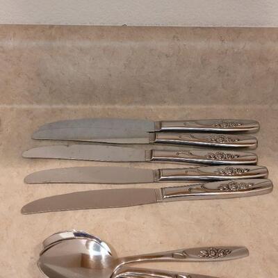 Lot 23: Vintage Oneida Ware Flatware Set