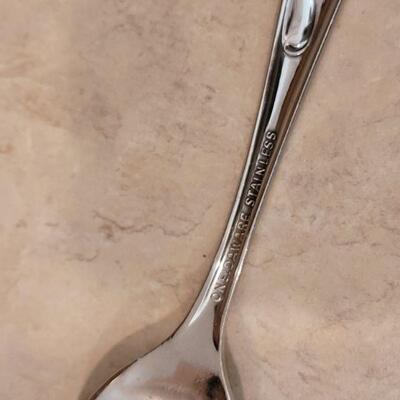 Lot 23: Vintage Oneida Ware Flatware Set