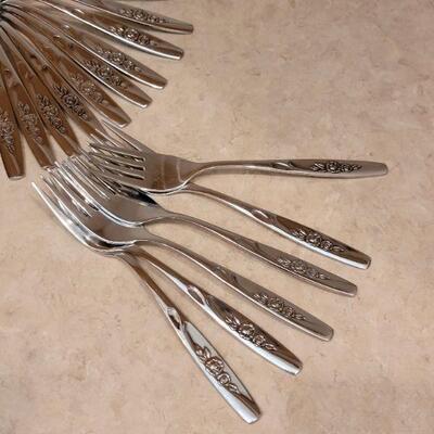 Lot 23: Vintage Oneida Ware Flatware Set