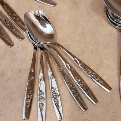 Lot 23: Vintage Oneida Ware Flatware Set