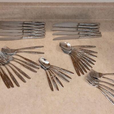 Lot 23: Vintage Oneida Ware Flatware Set