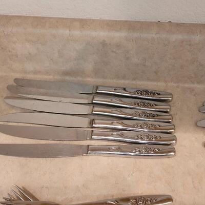 Lot 23: Vintage Oneida Ware Flatware Set
