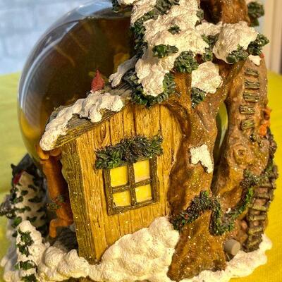 LOT 141  LARGE RESIN SNOWGLOBE SANTA CHECKS HIS LIST FORREST ANIMALS