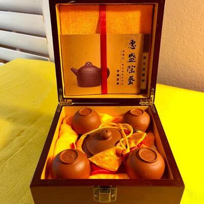 LOT 145  FITTED WOODEN BOX CLAY CHINESE TEA SET ZUN GUI MING PIN 