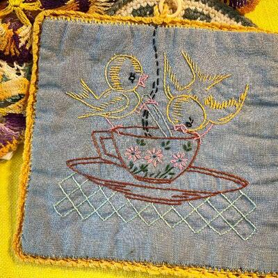 LOT 155  VINTAGE GROUP OF CROCHET PIECES 