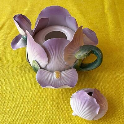 LOT 156  VINTAGE GROUP LOT OF WHIMSICAL WHAT NOTS!  FLOWER TEA POT WEINER DOG JEWELED EGG