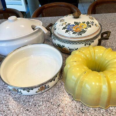 LOT 157  VINTAGE KITCHEN GROUP ASTA COOKWARE NORTHLAND BUNDT CAKE PAN CERAMIC TUREEN