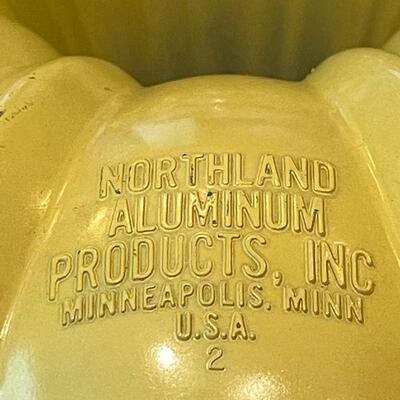 LOT 157  VINTAGE KITCHEN GROUP ASTA COOKWARE NORTHLAND BUNDT CAKE PAN CERAMIC TUREEN
