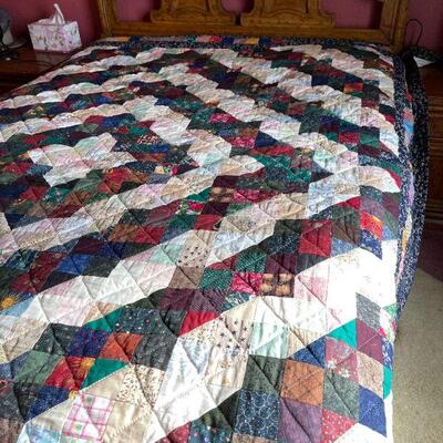 LOT 160  COLORFUL QUEEN SIZE PATCHWORK QUILT