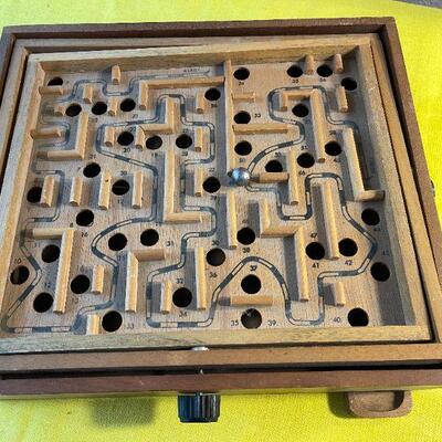 LOT 173  VINTAGE WOOD MARBLE MAZE GAME TILT TOP