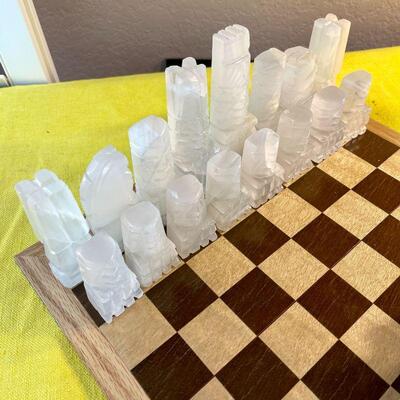 LOT 174  VINTAGE CARVED MEXICAN ONYX CHESS PIECES 