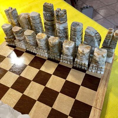 LOT 174  VINTAGE CARVED MEXICAN ONYX CHESS PIECES 