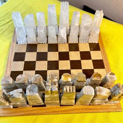 LOT 174  VINTAGE CARVED MEXICAN ONYX CHESS PIECES 
