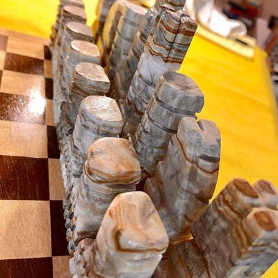 LOT 174  VINTAGE CARVED MEXICAN ONYX CHESS PIECES 