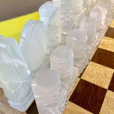 LOT 174  VINTAGE CARVED MEXICAN ONYX CHESS PIECES 