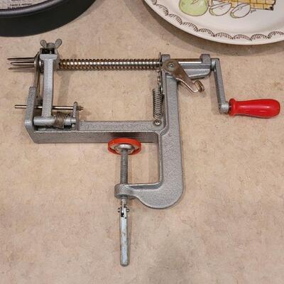 Lot 30: Pampered Chef Apple Corer, Apple Pie Plate & New 9" Pan