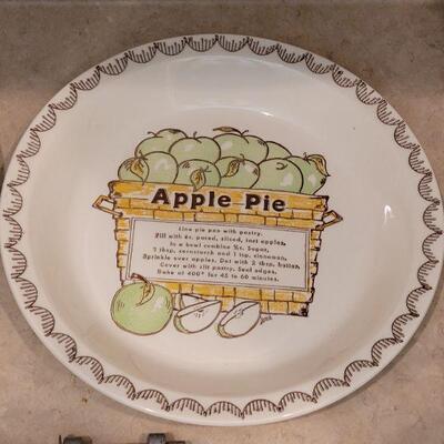 Lot 30: Pampered Chef Apple Corer, Apple Pie Plate & New 9" Pan