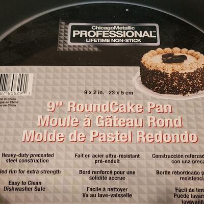 Lot 30: Pampered Chef Apple Corer, Apple Pie Plate & New 9" Pan