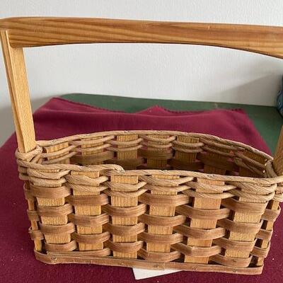 Lot 758 - wall pocket basket
