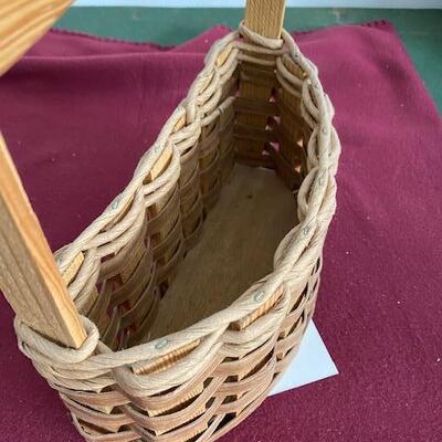 Lot 758 - wall pocket basket
