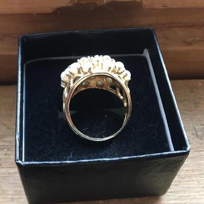 14k Ring with Pearls. Size 6. LOT 21