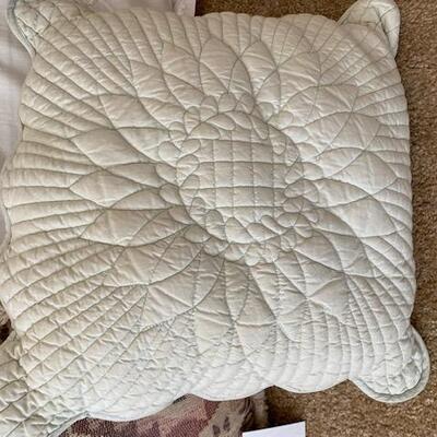 Lot 786 - Pillows