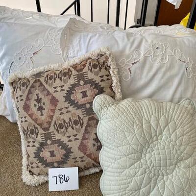 Lot 786 - Pillows