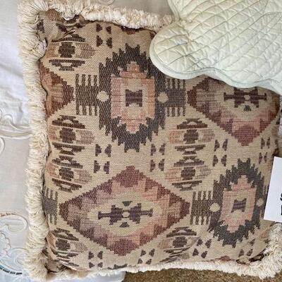 Lot 786 - Pillows
