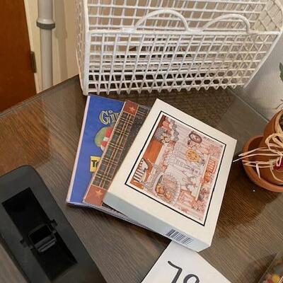 Lot 792 - Office items