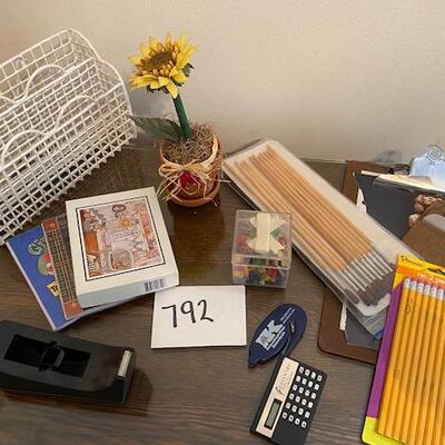 Lot 792 - Office items