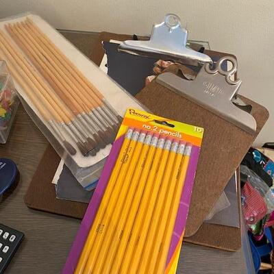 Lot 792 - Office items