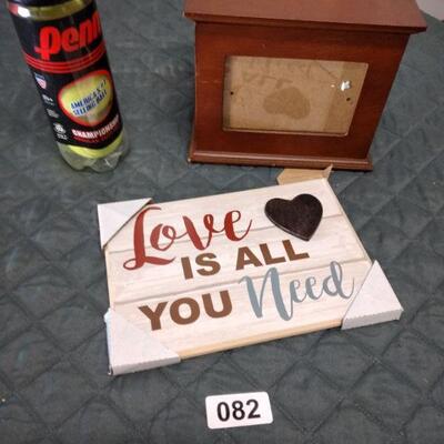 Lot 082  Picture Box, Love Picture, Tennis Balls