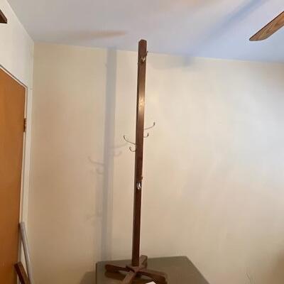 Lot 799 - Vintage Coat Tree