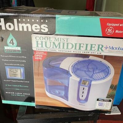 Lot 802 - Holmes Cool Mist Humidifier
