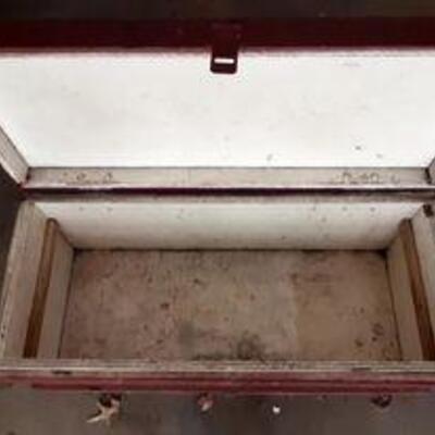 Lot 811 - wood Chest