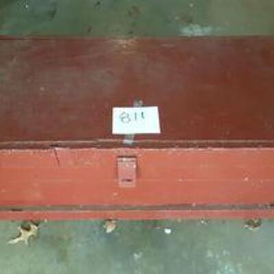 Lot 811 - wood Chest