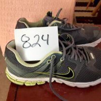 Lot 824 - Nike Shoes