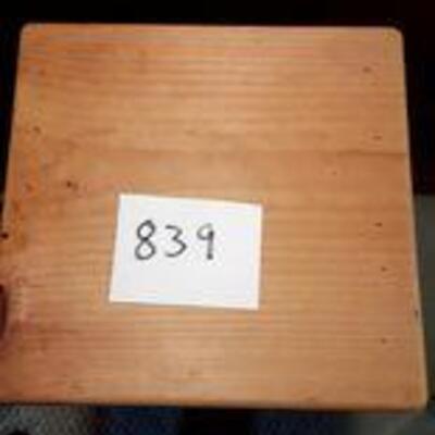 Lot 839 - Little wood stand