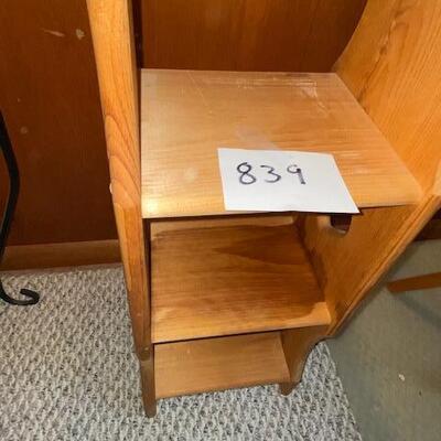 Lot 839 - Little wood stand