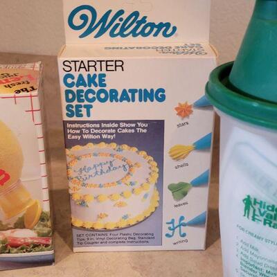 Lot 60: Salad Spinner, New SpÃ¤etzle Maker, Dressing Cup, Wilton  Cake Decorating Set & Lemon Juicer 