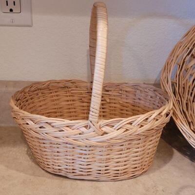 Lot 83: Basket lot