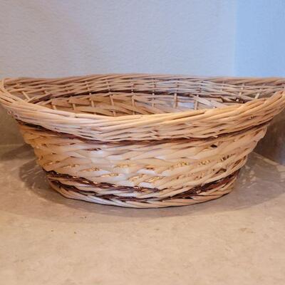 Lot 83: Basket lot