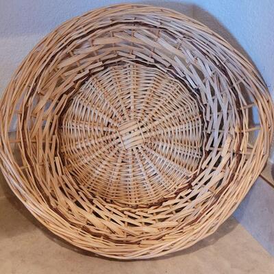 Lot 83: Basket lot