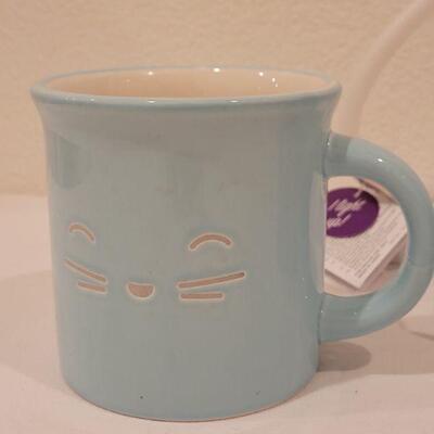 Lot 109: New (2) Large Coffee Cups & Cat Light