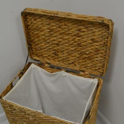 LOT 586 HAMPER