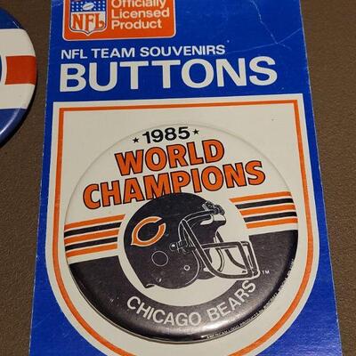 Lot 112: Vintage Chicago Cubs Buttons & Chicago Bears World Championship 1985 Button/Pin 